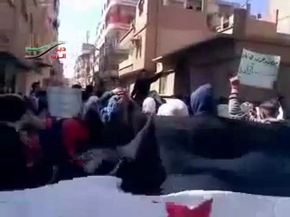 فري برس دير الزور الحرة   مظاهرة صباحية طلاب المتفوقين دير الزور  7 3 20121