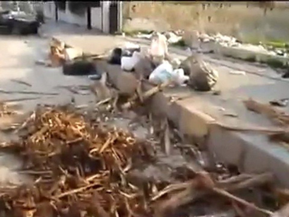 فري برس حمص حي الإنشاءات  دمار في شارع مشفى الحكمة  7 3 2012 ج1