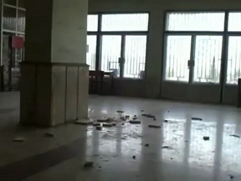 فري برس حلب جامعة حلب تحطيم نصب المقبور حافظ بكلية طب الأسنان 7 3 2012