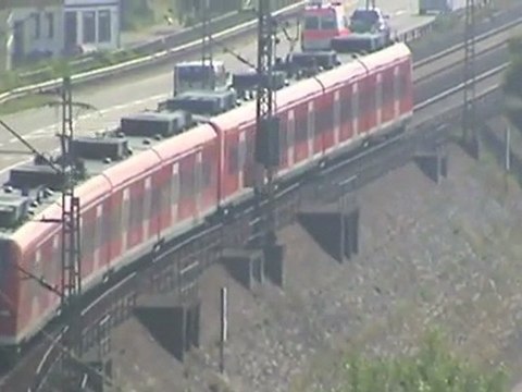 Class 66 mit Containerzug und BR425 am Ortseingang von Neuwied