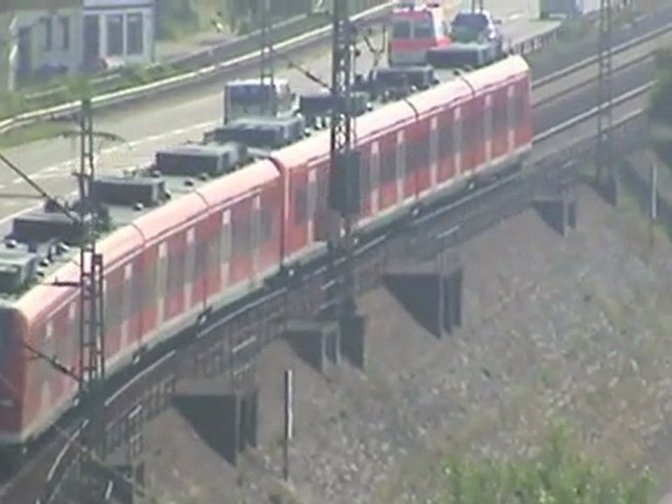 Class 66 mit Containerzug und BR425 am Ortseingang von Neuwied