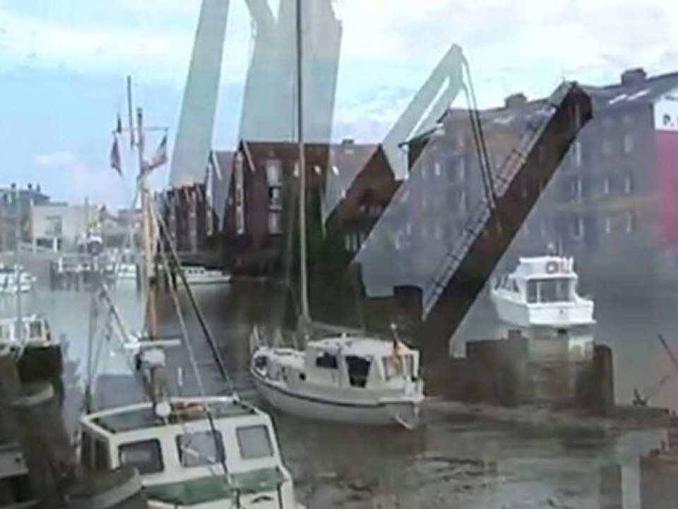 Klappbrücke Husum mit Auto-, Eisenbahn- und Schiffsverkehr