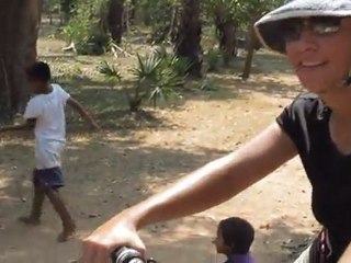 Jeu de l’élastique et nu-pieds