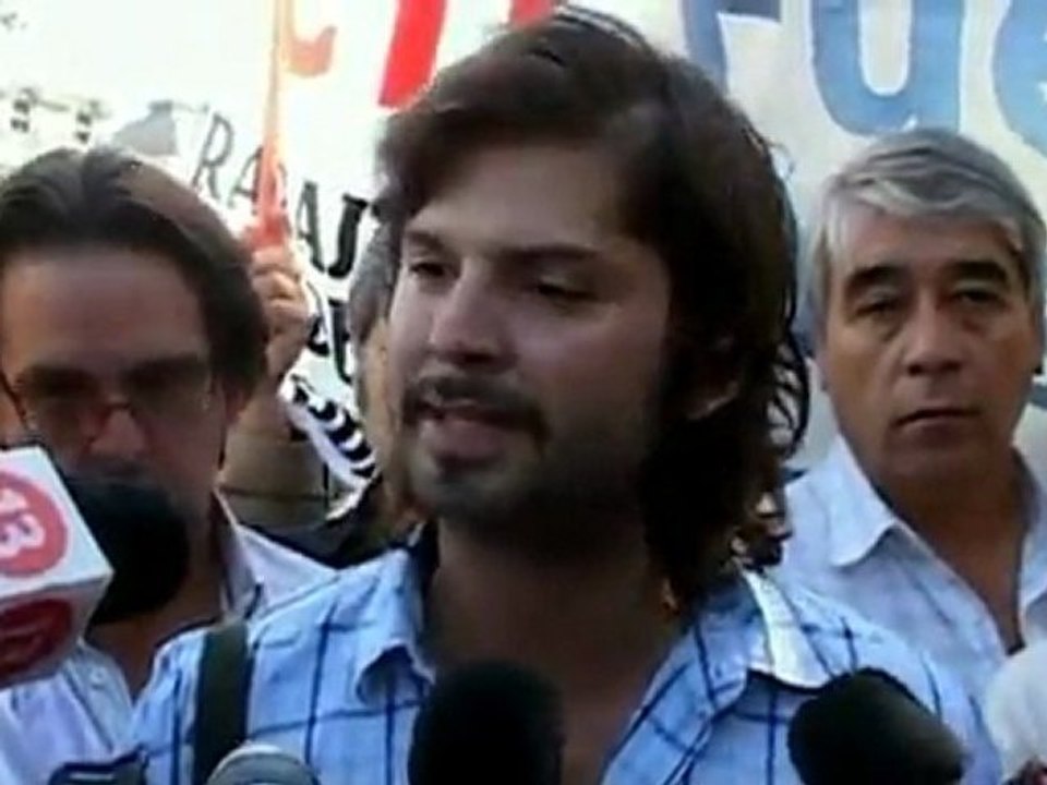 Police and activists clash in Chile