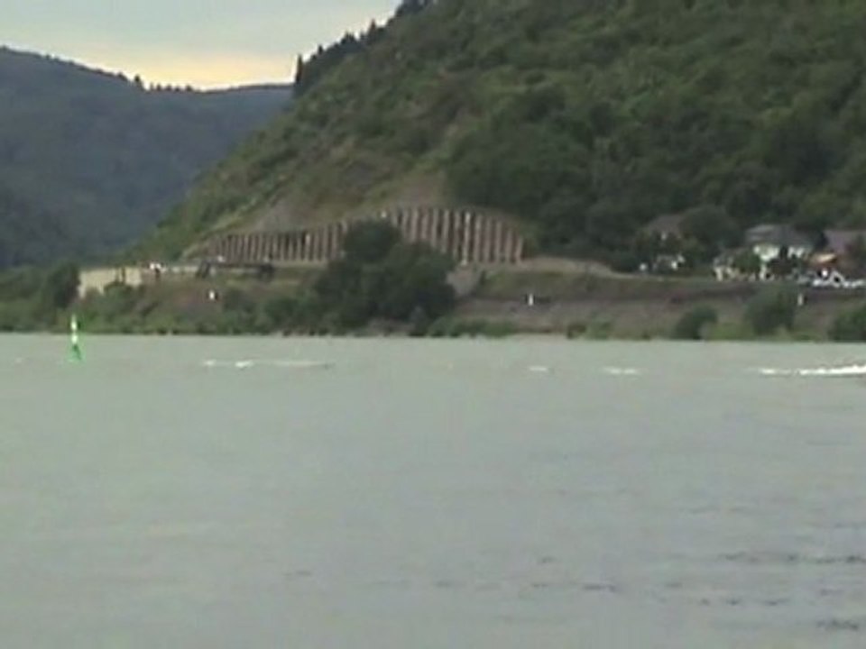 Rheinschiffe und Eisenbahn bei Neuwied gegenüber Andernach