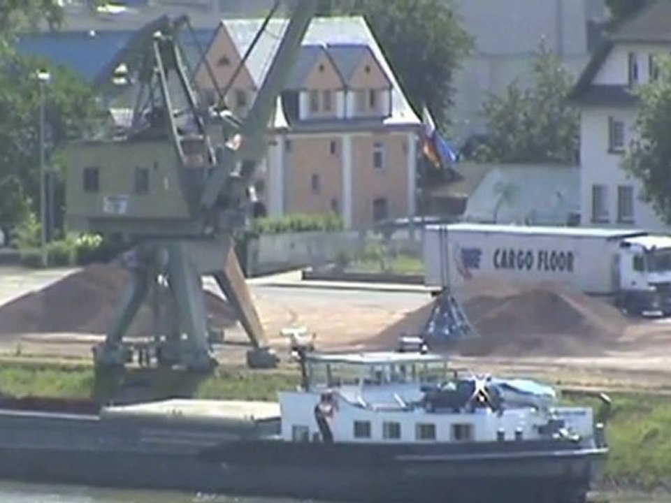 Eisenbahn in Neuwied und Beladung von Rheinschiffen mit Vukanmatierial in Andernach