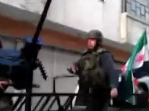 فري برس حمص باب السباع الجيش الحر يتصدى لكتائب بشار لمحاولتها لدخول الحي والاهالي تحي الجيش الحر 8 3 2012