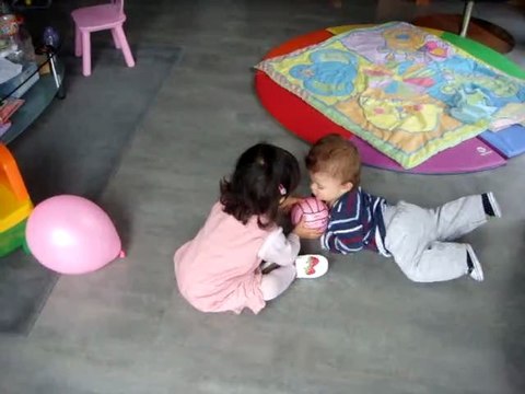 Je joue au ballon avec Emilie