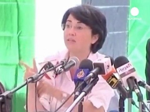 Feministas en 'top less' protestan en Estambul contra...