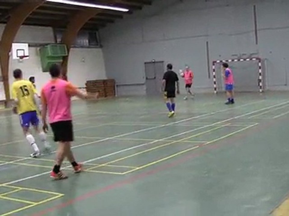 Real AGUILAS – IFSI Croix Rouge Nîmes février 2012 Amical FUTSAL Part 1