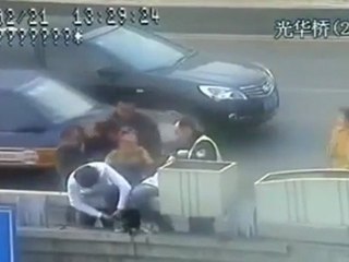 Chine : Un policier sauve une suicidaire in extremis