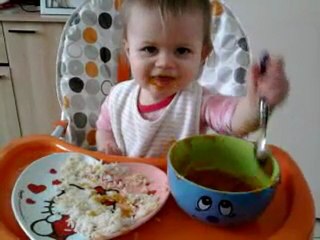 louanne qui essaie de manger seule 09/03/2012
