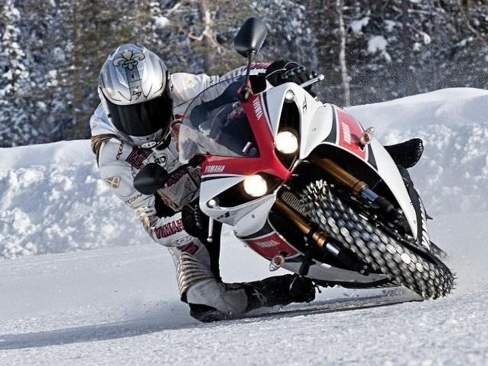 EXTREME 258 KM/H SUR LA GLACE : MATCH PORSCHE GT3 RS FACE A YAMAHA YZF 1000 R1