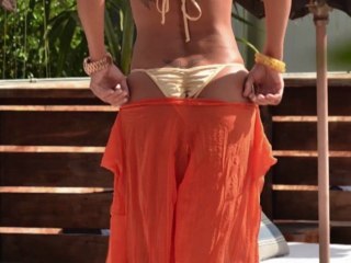 Jennifer Nicole Lee dans un tout petit bikini
