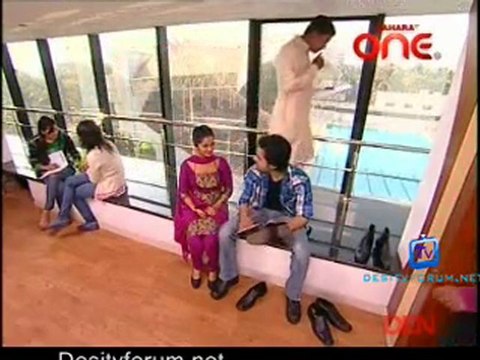 Jhilmil Sitaron Ka Aangan Hoga - 9th March 2012 Watch Online p4