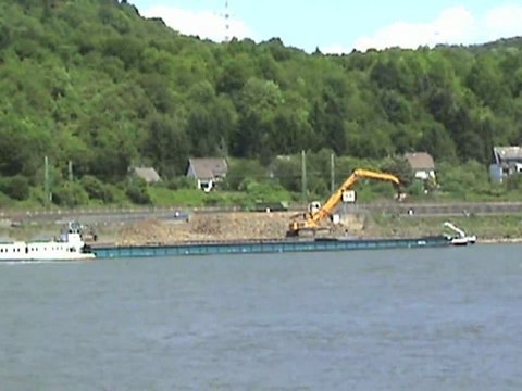 BR143, BR425, Rheinschiffe, Kipper und ein Liebherr Bagger bei Remagen - Erpel