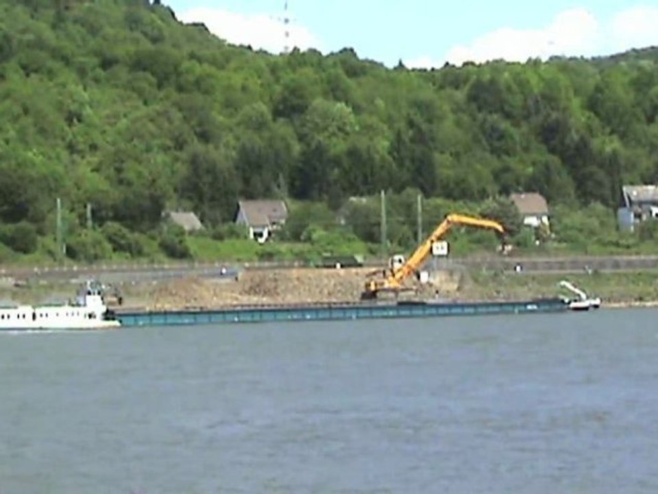 BR143, BR425, Rheinschiffe, Kipper und ein Liebherr Bagger bei Remagen - Erpel