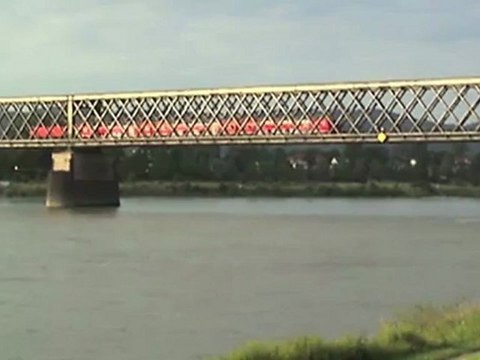 BR143 und diverse Rheinschiffe bei der Reinbrücke Urmitz