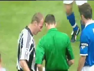 Ο Ρόμπι Σάβατζ δέχεται αγκωνιά από διαιτητή