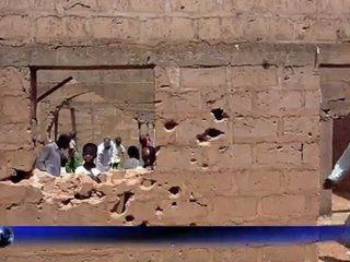 Nigeria/otages: des badauds visitent le lieu de l'assaut