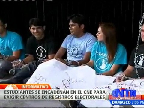 Estudiantes venezolanos protestan frente al Consejo Nacional Electoral pidiendo más puestos de registro