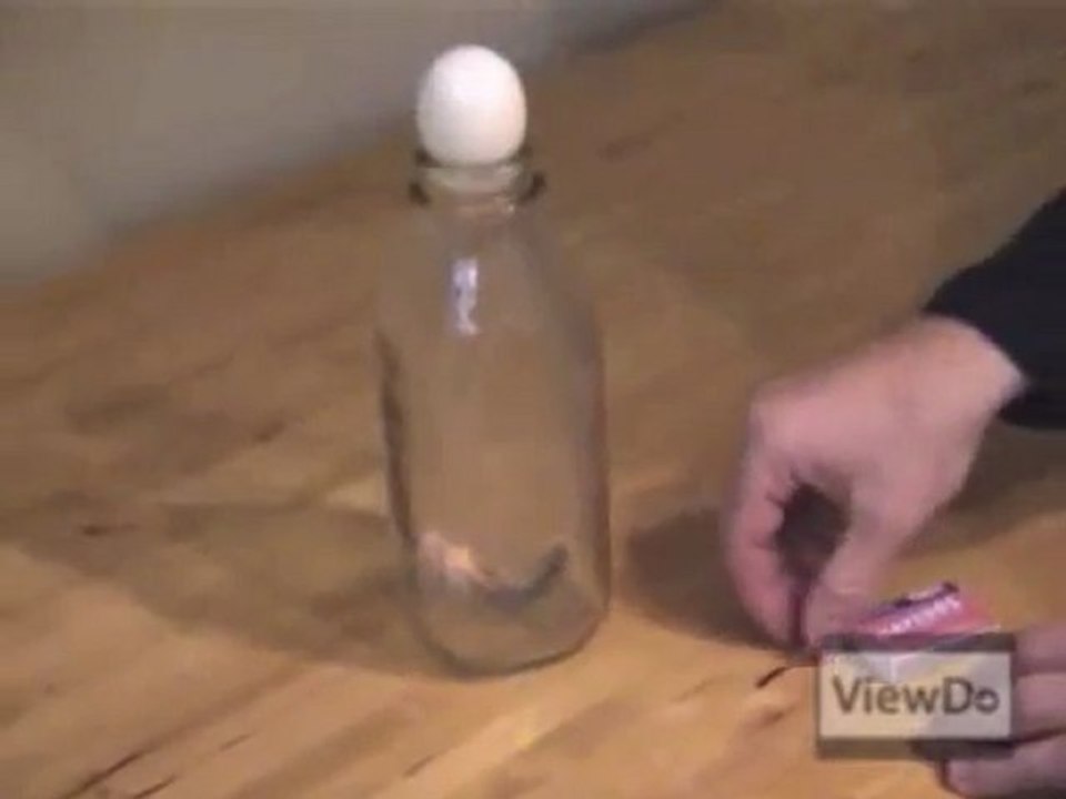Mettre un oeuf dans une bouteille - Magie et physique