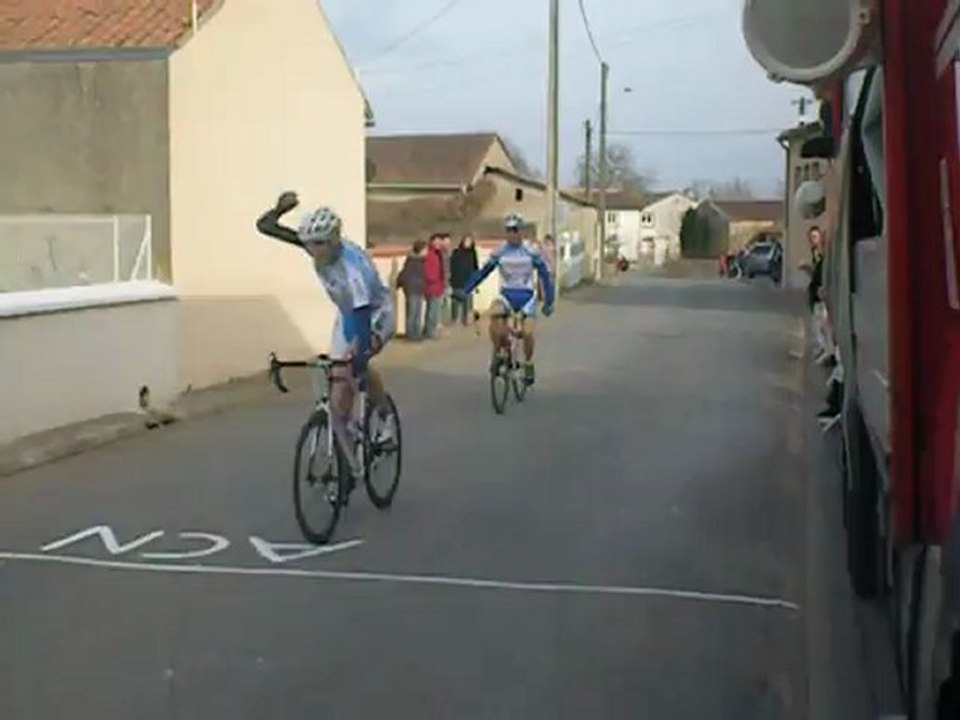 Arrivée des 2ème Cat. à Maillé 2012