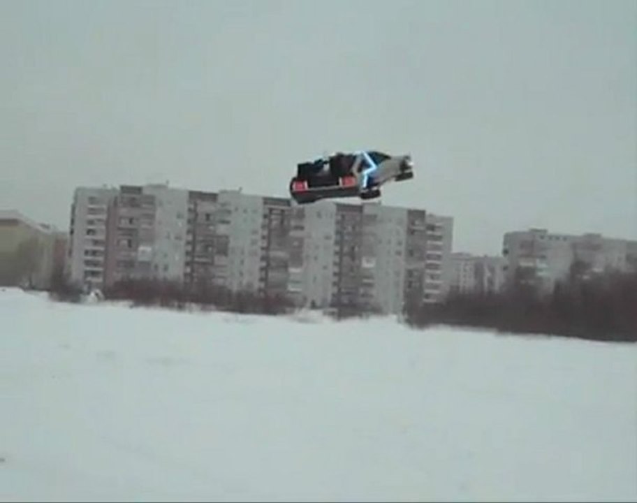 La voiture de "Retour vers le futur" s'envole en drone