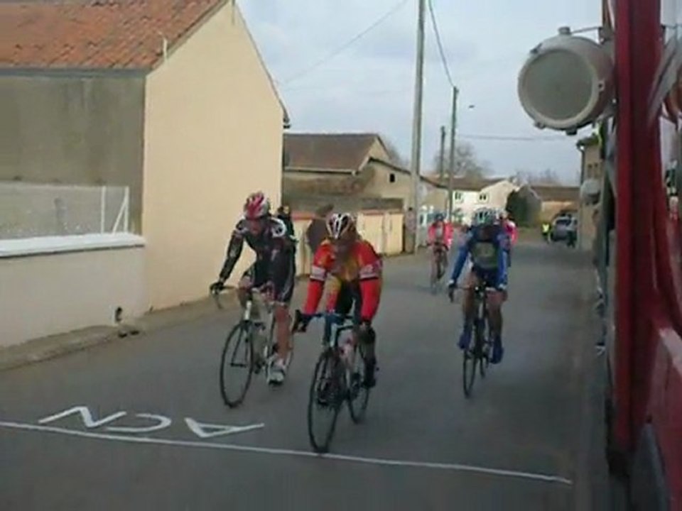 Arrivée peloton des 2ème Cat. à Maillé 2012