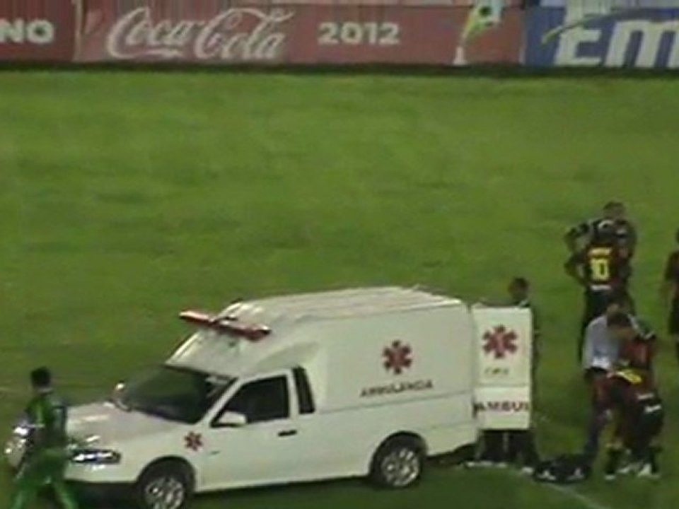 Goleada PE - Bruno Aguiar sendo atendido