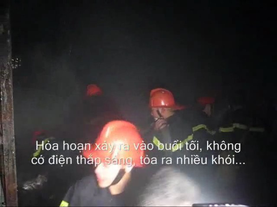 Cháy đùng đùng dưới gầm cầu Vĩnh Tuy