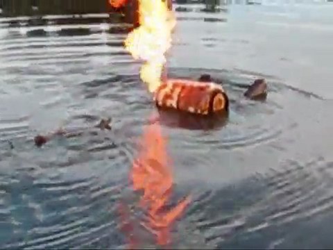 Ils tirent au fusil sur une bouteille de gaz