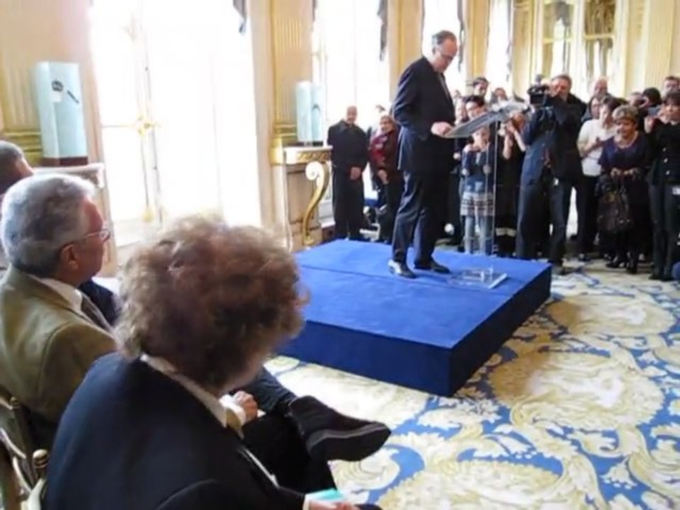 Maria Pergay (1/5), accueil du Ministre pour la remise de la médaille.