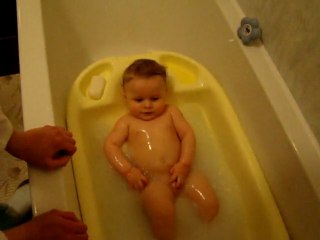 Малыш купается