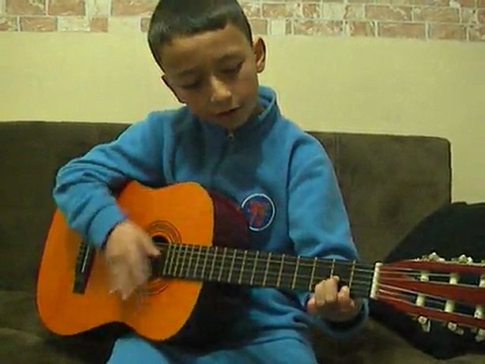 KÜÇÜK GİTARCI