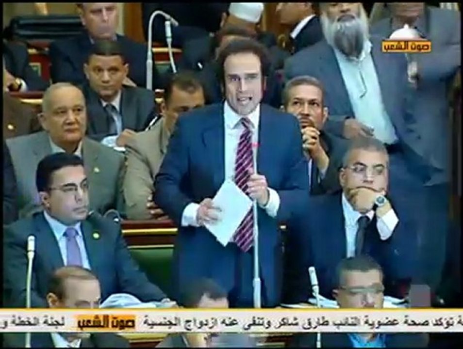 عمرو حمزاوي  يطالب بسحب الثقة من الحكومة