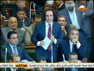 عمرو حمزاوي  يطالب بسحب الثقة من الحكومة