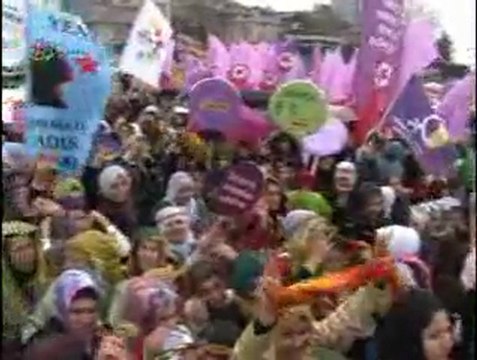 Kadınlar soğuğa ve yağmura aldırmadı