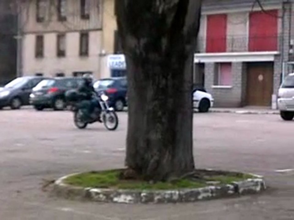 Karine s'essaye à la moto