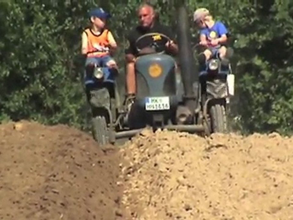 Lanz Traktor pflügt Feld beim Dampftreffen 2010 in Lindlar