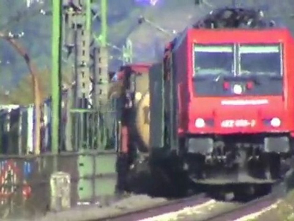 Leubsdorf am Rhein, Schwerlastkleinwagen und SBB Cargo Re482 mit Intermodalzug