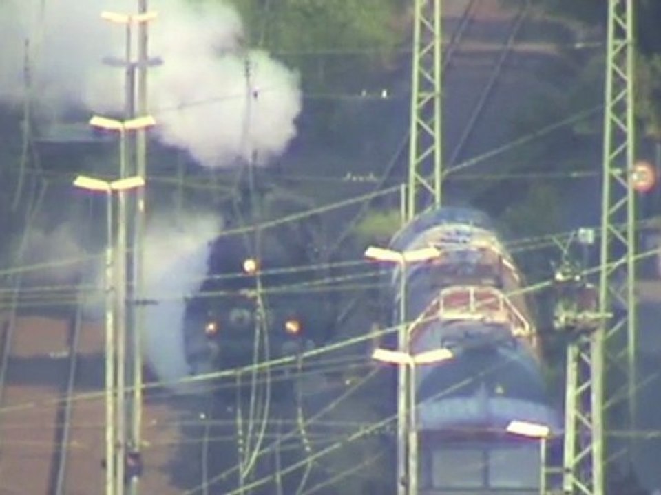 Königsdampf und regulärer Eisenbahnverkehr in Linz am Rhein Teil 002