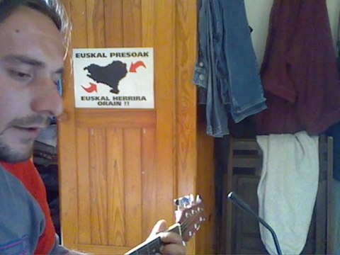 dormir dehor (daran et les chaises) par cedric lenormand