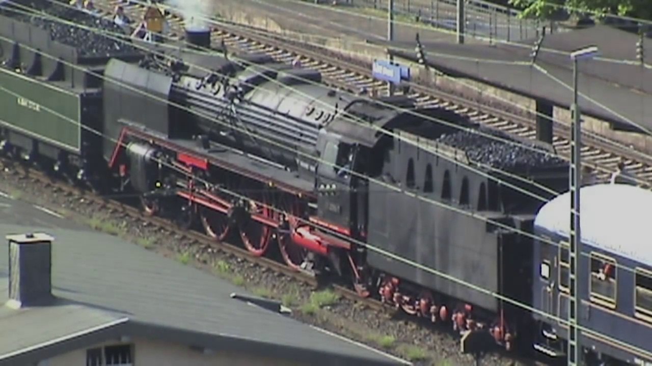 Königsdampf und regulärer Eisenbahnverkehr in Linz am Rhein Teil 006