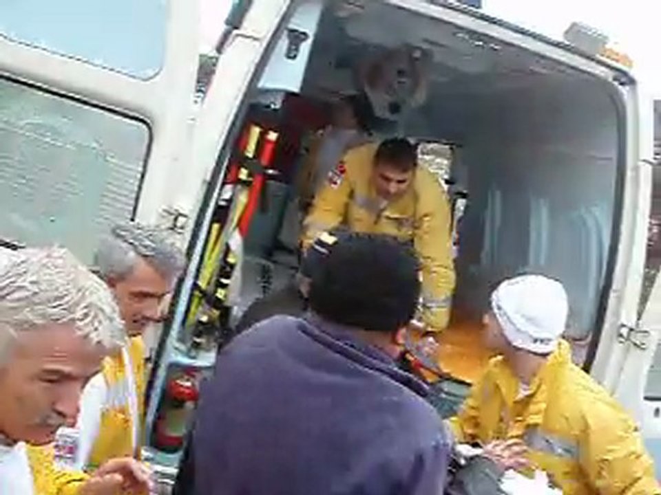 İznik'te tır öğrenci minibüsünü biçti - 3