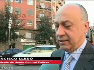 Prenden fuego a una falla en Valencia