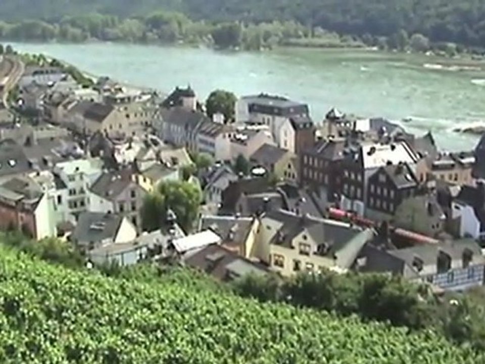 Trains by the town of Assmannshausen on the right and left Rhine lines