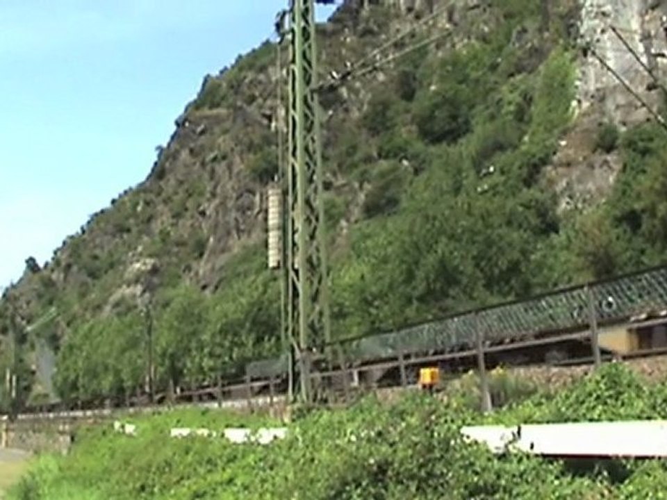 Trains between the Loreley and the Roßstein beside the river Rhine