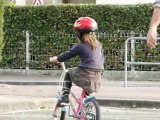 Eva fait du vélo sans les petites roues - Episode 3