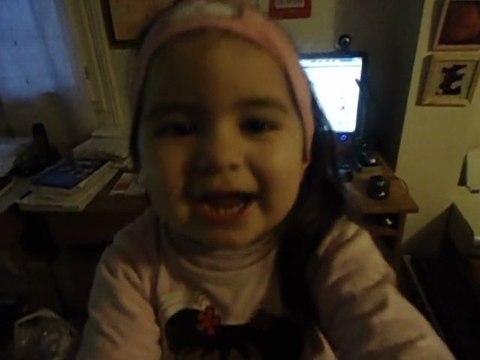 Meïline chante un medley Happy Birthday-Joyeux Anniversaire-Pluie va-t-en